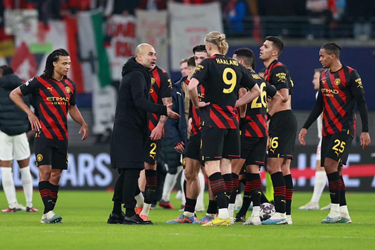 Manchester City Confirmed Lineup - image of squad recieving instructions