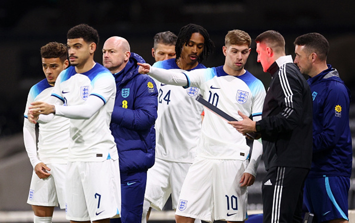 Emile Smith-Rowe and teammates recieving instructions from coaching staff