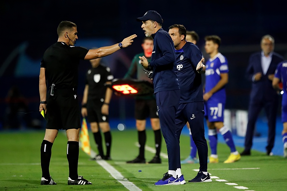 Thomas Tuchel speaks with Referee Istvan Kovacs during the UEFA Champions League group E match between Dinamo Zagreb and Chelsea FC
