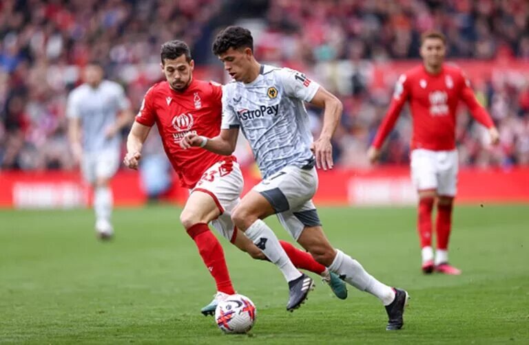 Matheus Nunes dribbling past opposition player