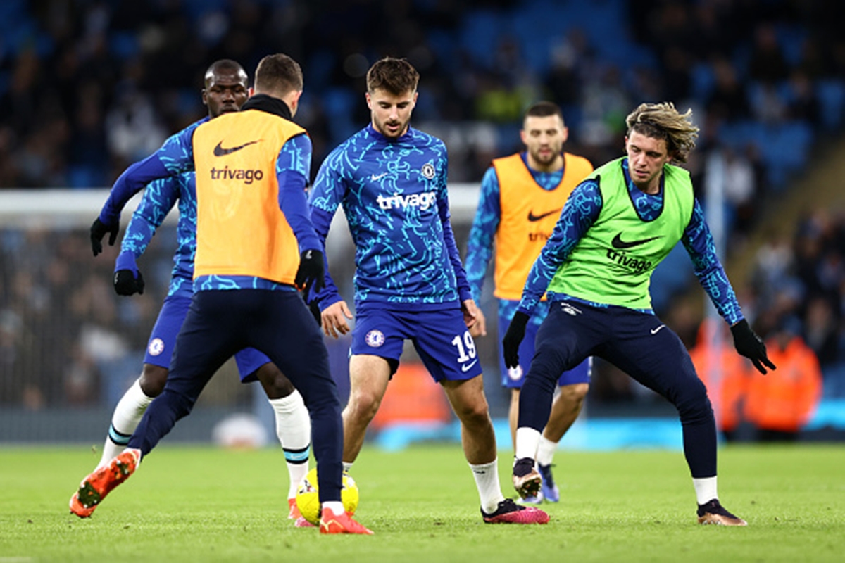 Mason Mount warms up with other Chelsea teammates