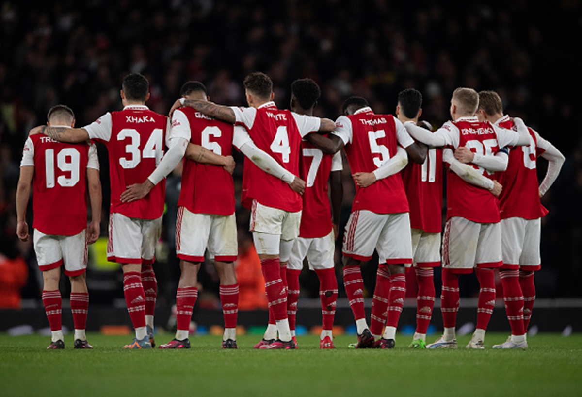 Arsenal squad huddle during penalty shootout