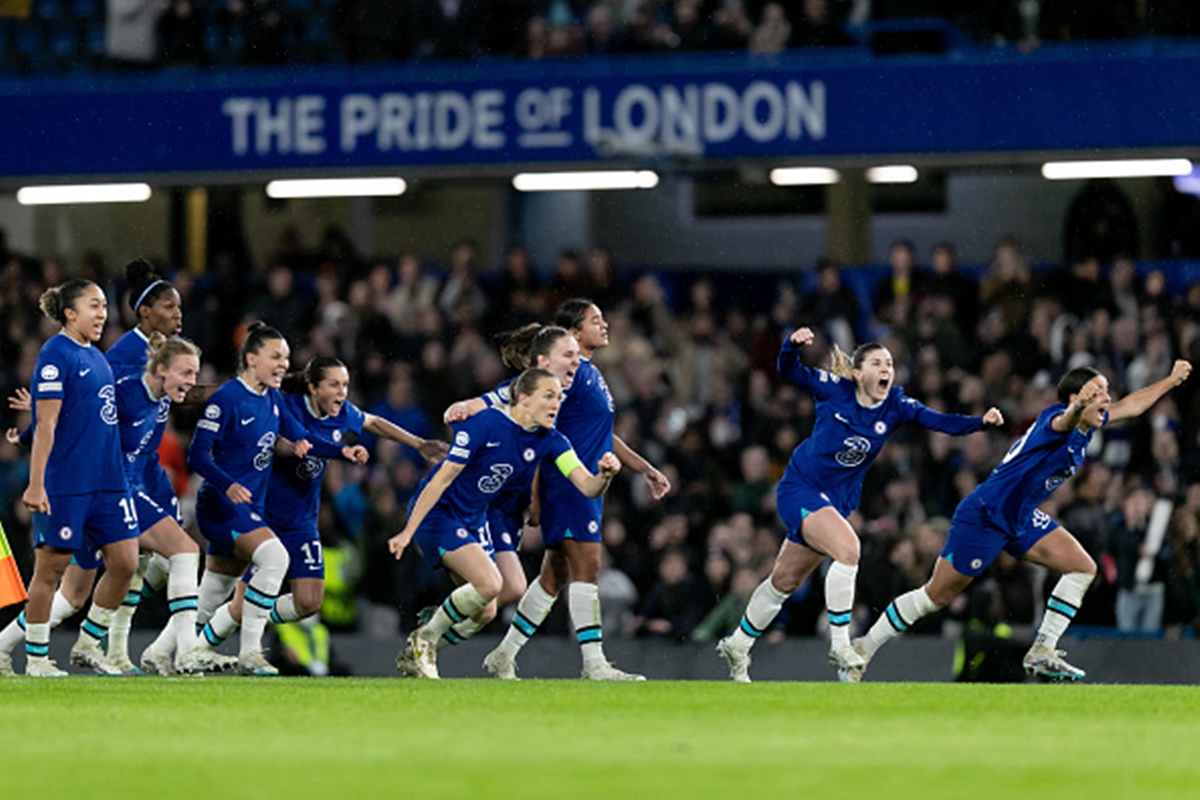 Chelsea Women vs Barcelona Femeni 0 image of Chelsea squad celebrating penalty shootout win