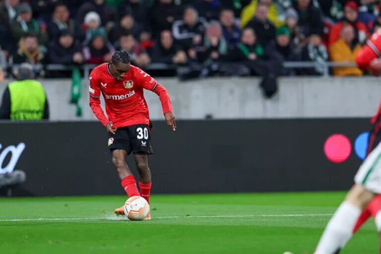 Jeremie Frimpong passing the ball