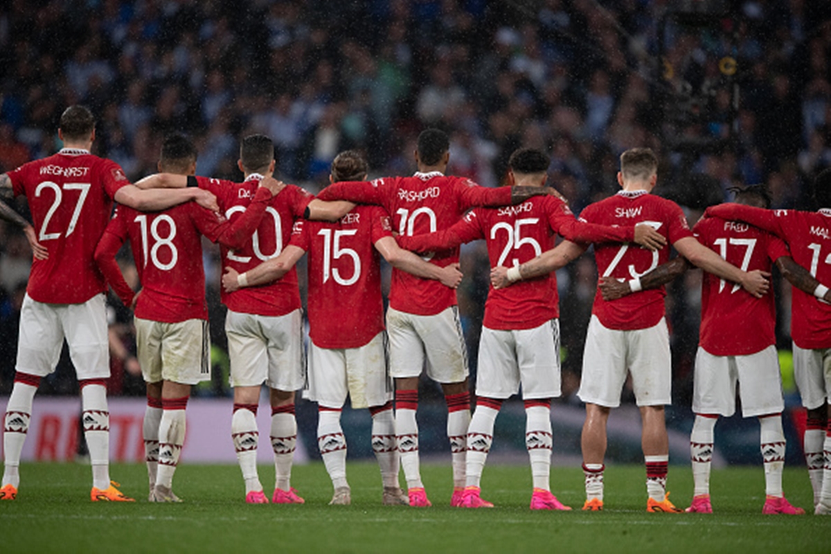 Harry Kane interest - Manchester Unites squad huddle during penalty shootout
