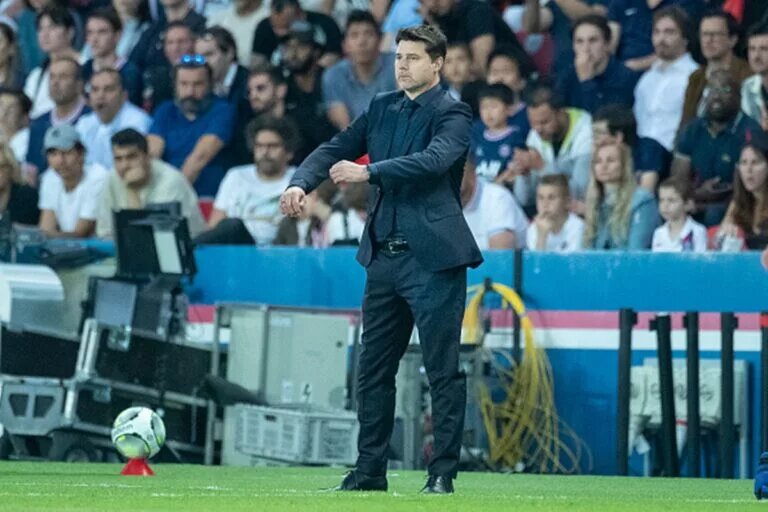 Mauricio Pochettino on the touchline for PSG