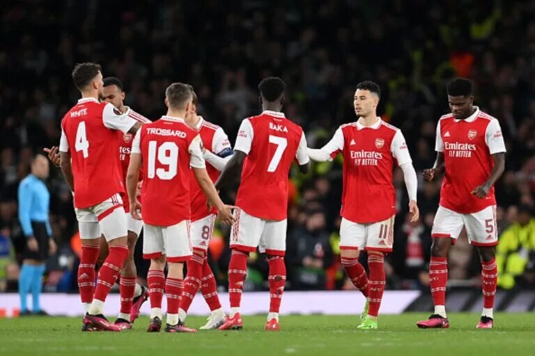 Moises Caicedo interest - arsenal squad celebrating penalty