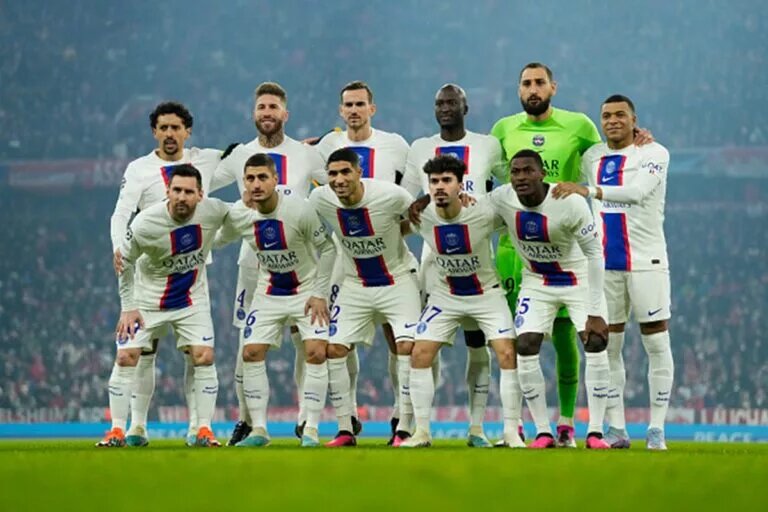 Lionel Messi, Kylian Mbappe and PSG squad taking team photo