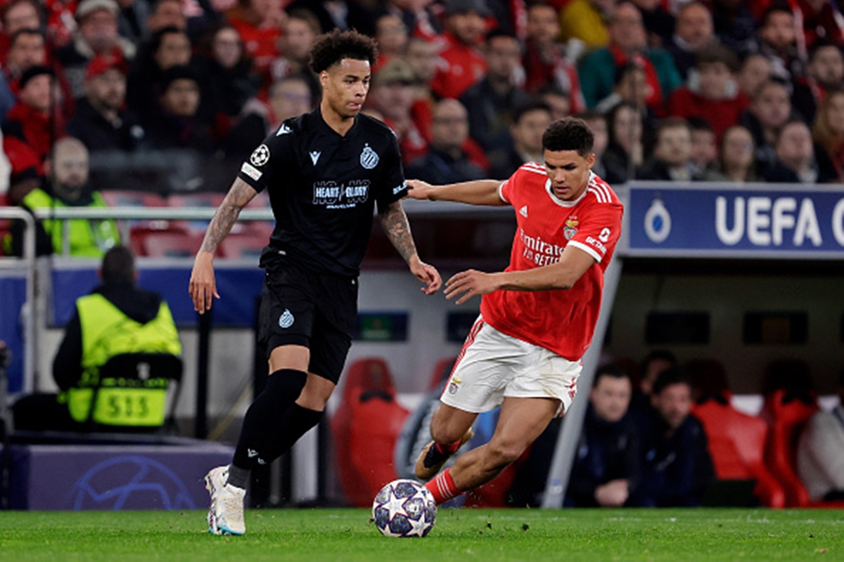 Tajon Buchanan dribbling against Benfica