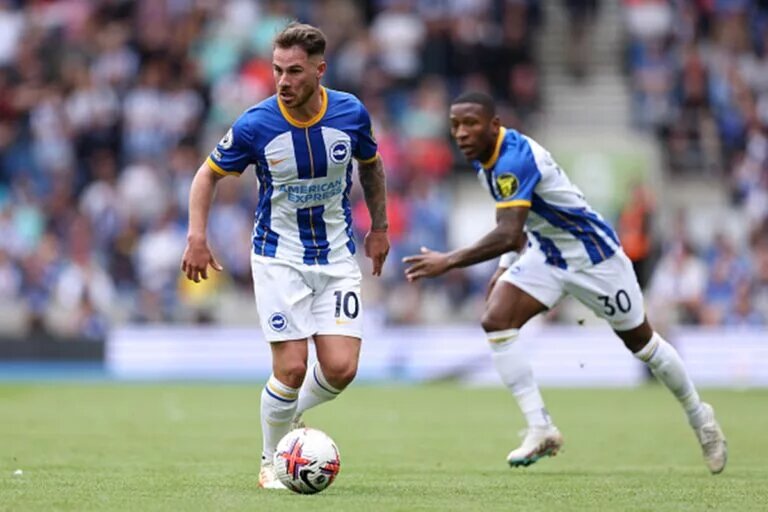 Alexis Mac Allister on the ball for Brighton