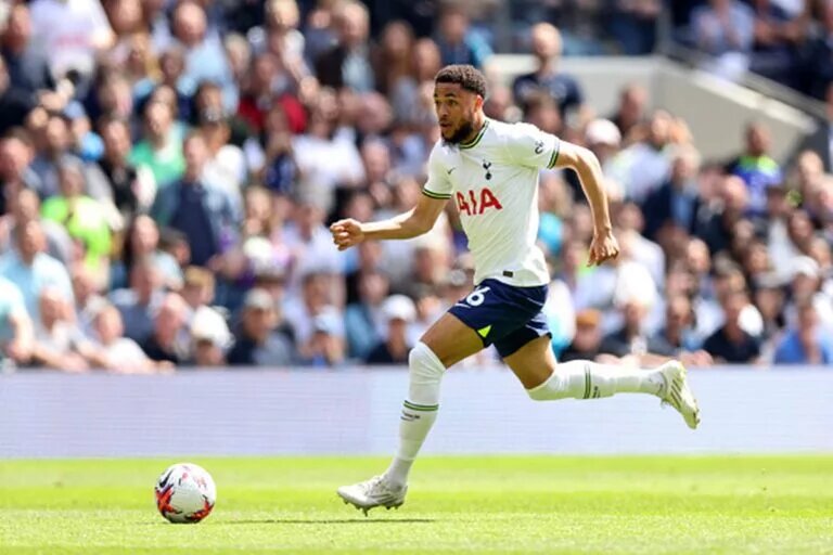 Arnaut Danjuma running with the ball