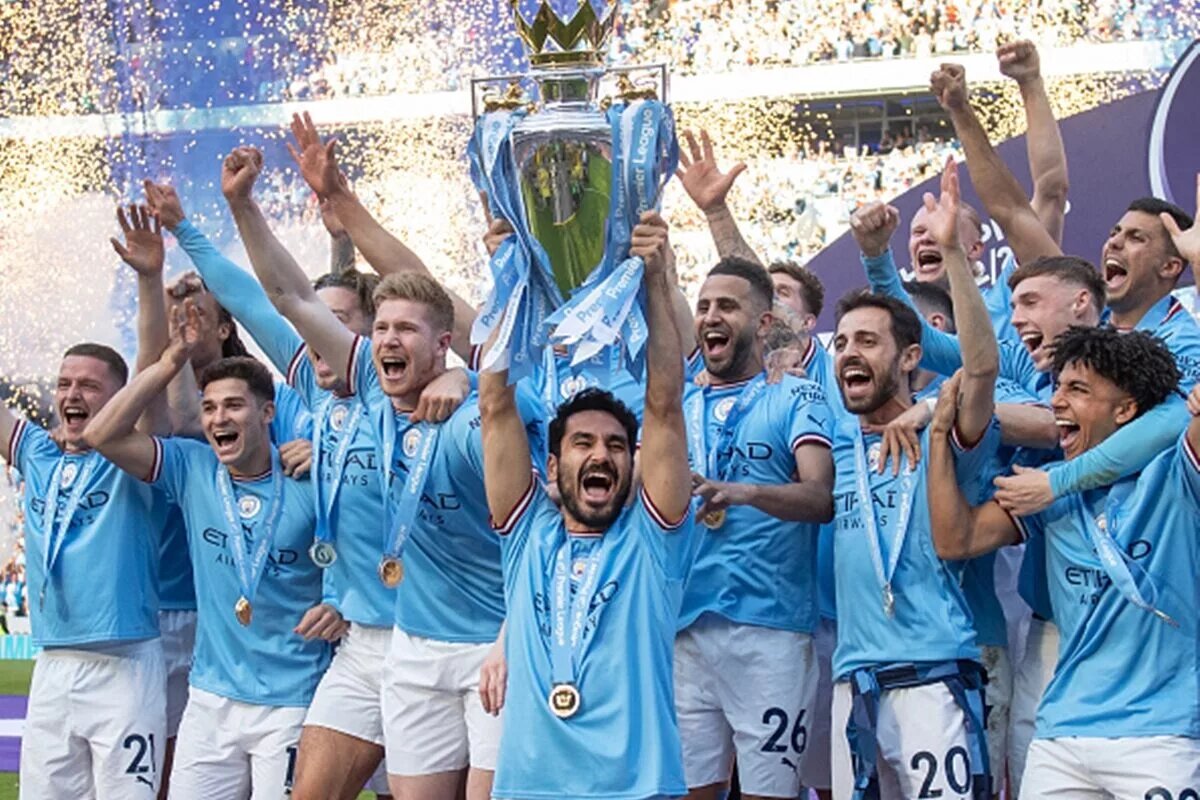 Ilkay Gungodan lifts the Premier League trophy for Manchester City