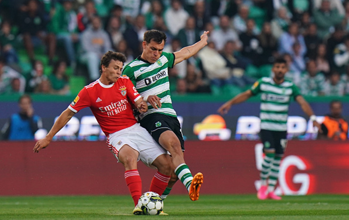Manuel Ugarte battles for the ball with Joao Neves