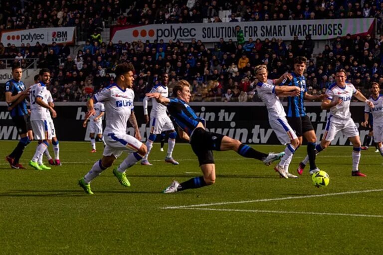 Rasmus Hojlund dives for the ball for Atalanta