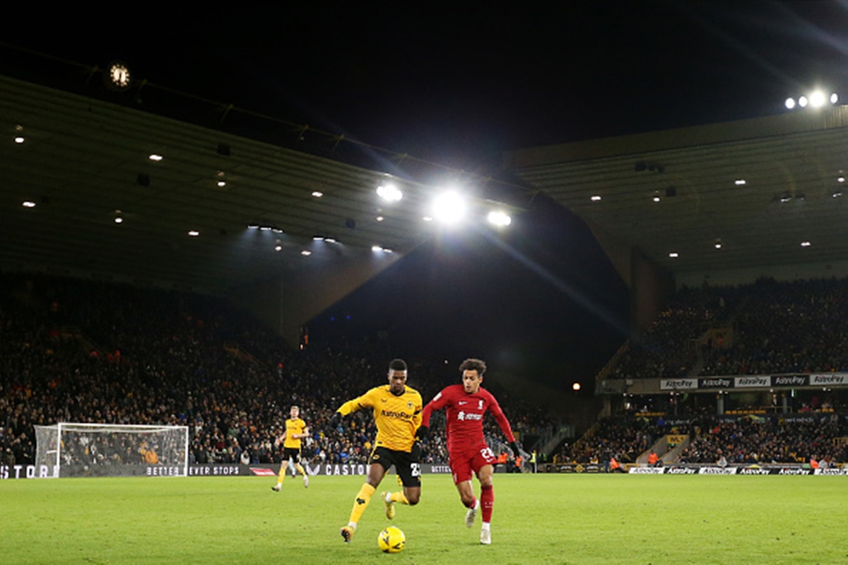 Fabio Carvalho battles for the ball against Wolves
