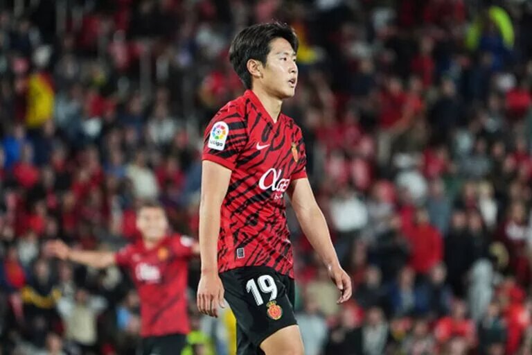 Kang-in Lee watching the play for Mallorca