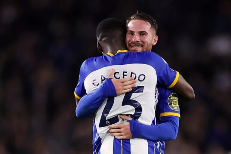 Alexis Mac Allister embraces Moises Caicedo