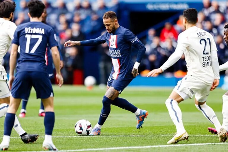 Neymar on the ball for PSG