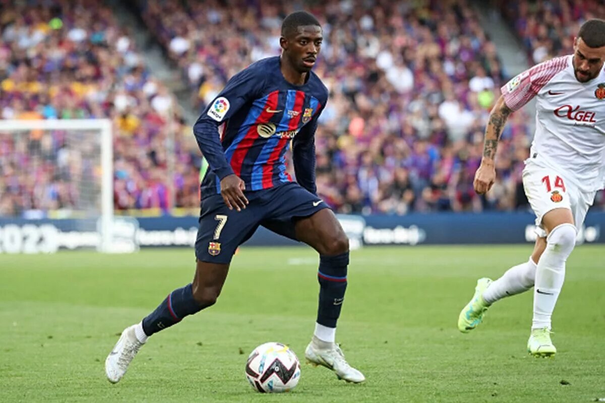 Ousmane Dembele dribbling with the ball
