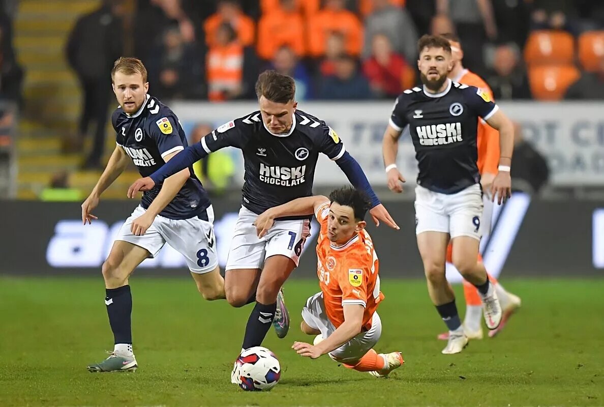 Charlie Patino battles with Milwall players