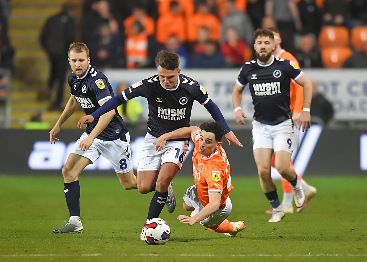 Charlie Patino battles with Milwall players