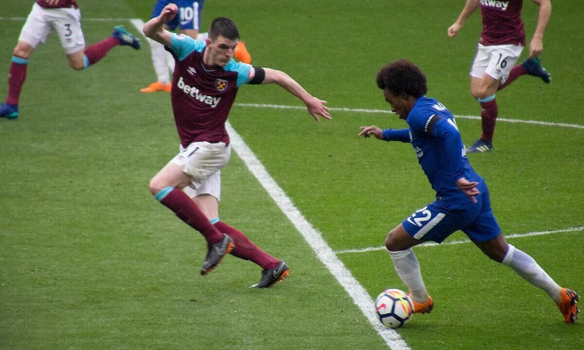 Declan Rice defends against Willian