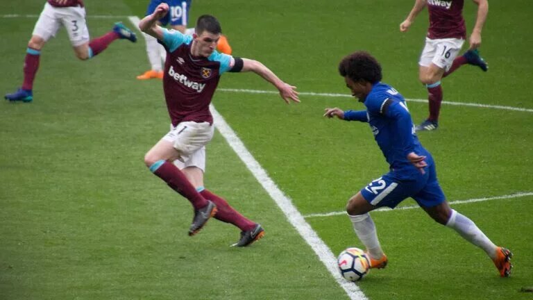 Declan Rice defends against Willian