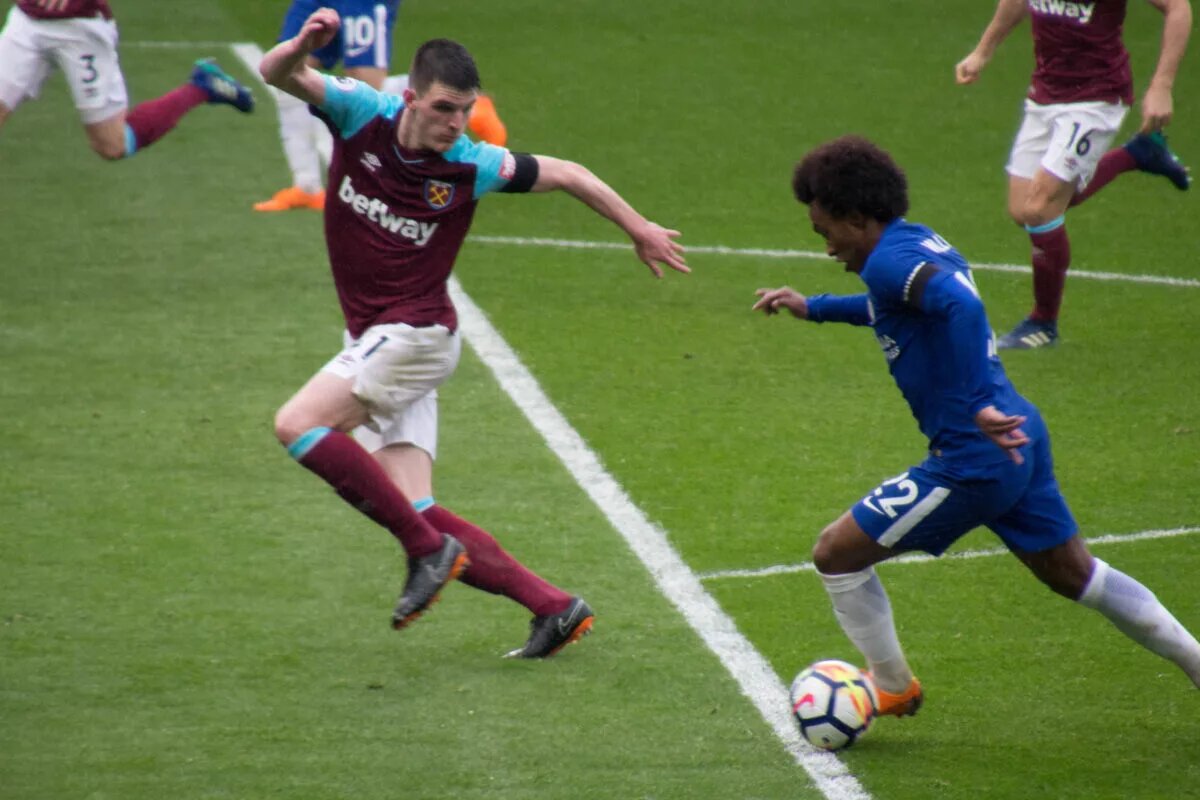Declan Rice, transfer looking likely, defending against Willian
