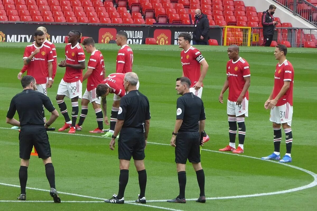 Mason Greenwood, Nemanja Matic, Harry Maguire and other Manchester United players lined up at halfway