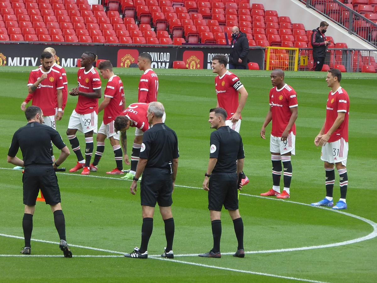 Mason Greenwood, Nemanja Matic, Harry Maguire and other United players lined up at halfway