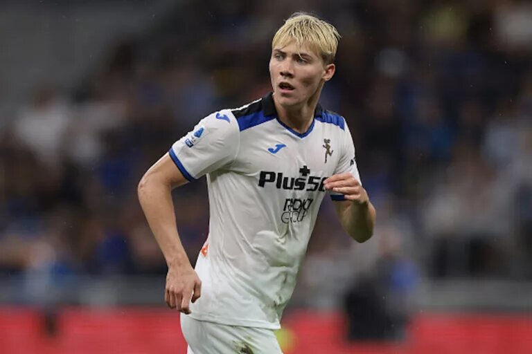 Manchester United target Rasmus Hojland playing for Atalanta