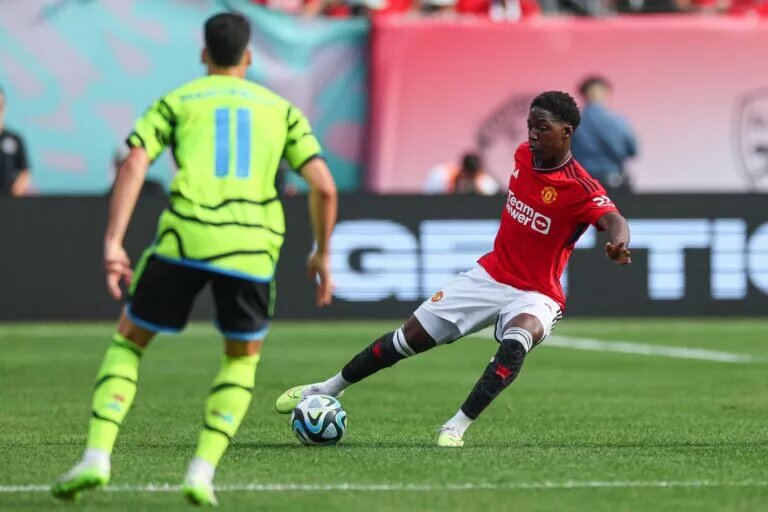 Kobbie Mainoo playing against Arsenal