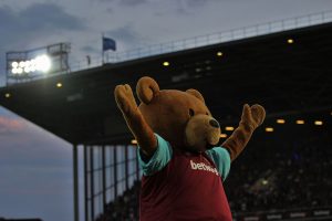 La mascotte de West Ham United célèbre – Carlos Borges