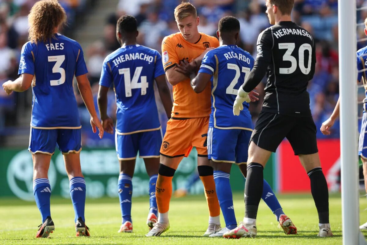 Leicester defenders prepare to defend a cross against Hull City