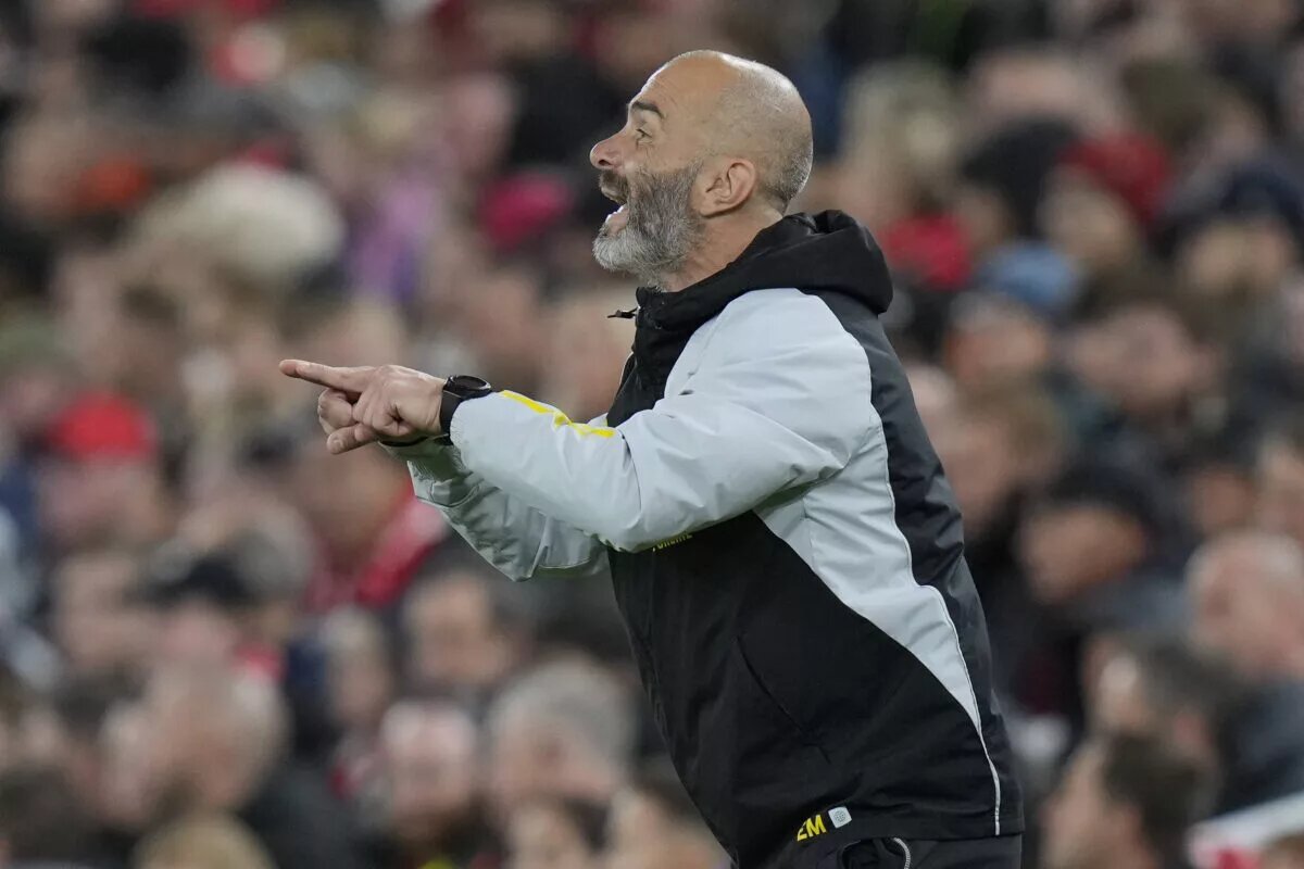 Leicester City Manager Enzo Maresca instructin his team