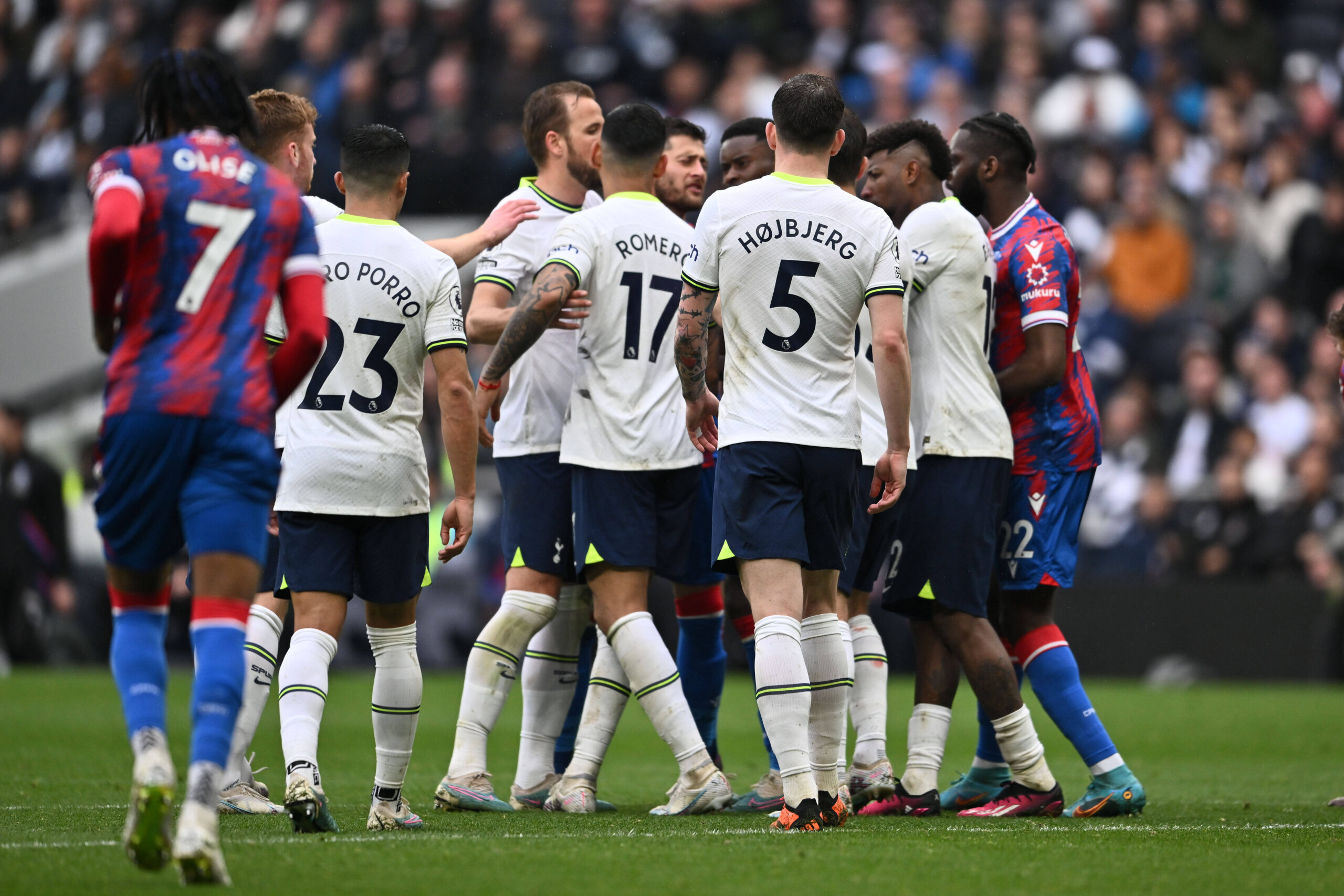 Tottenham and Crystal Palace players preparing to contest a corner kick