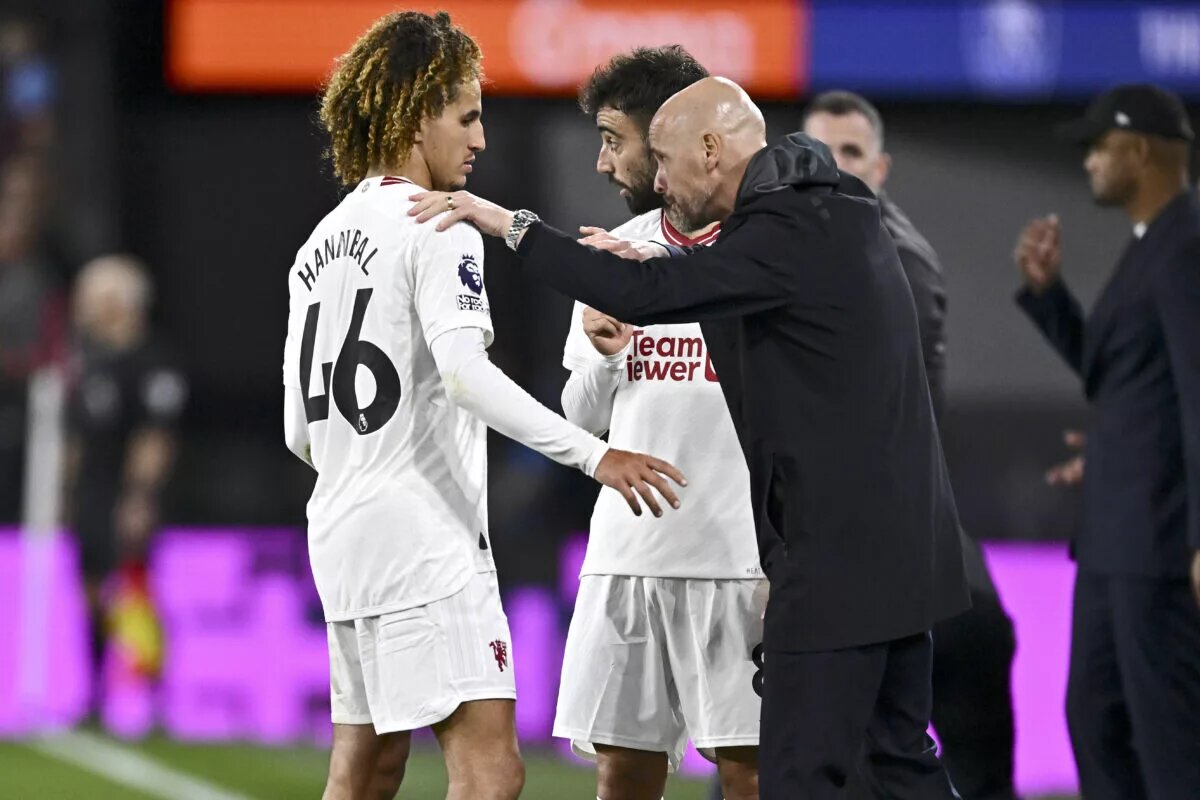 Erik ten Hag speaking with Manchester United players