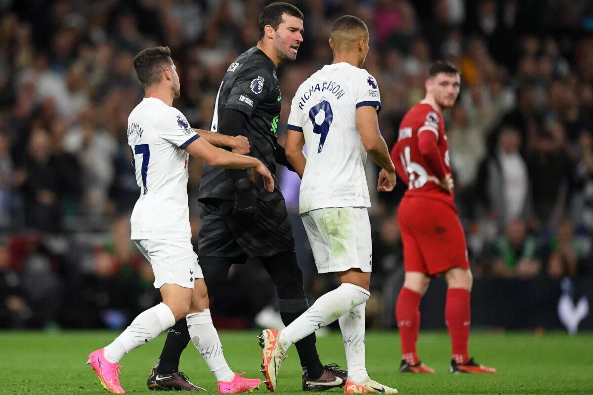 Manor Solomon seperates teammate Richarlison and Liverpool's Alisson