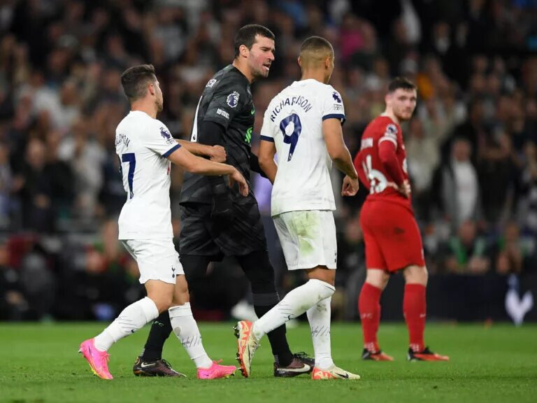 Manor Solomon seperates teammate Richarlison and Liverpool's Alisson
