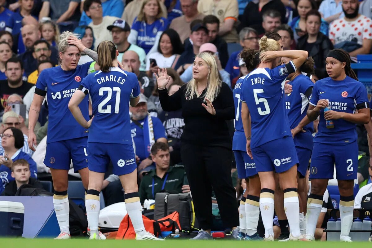 Chelsea Women take a water break and recieve instructions from manager emma Hayes