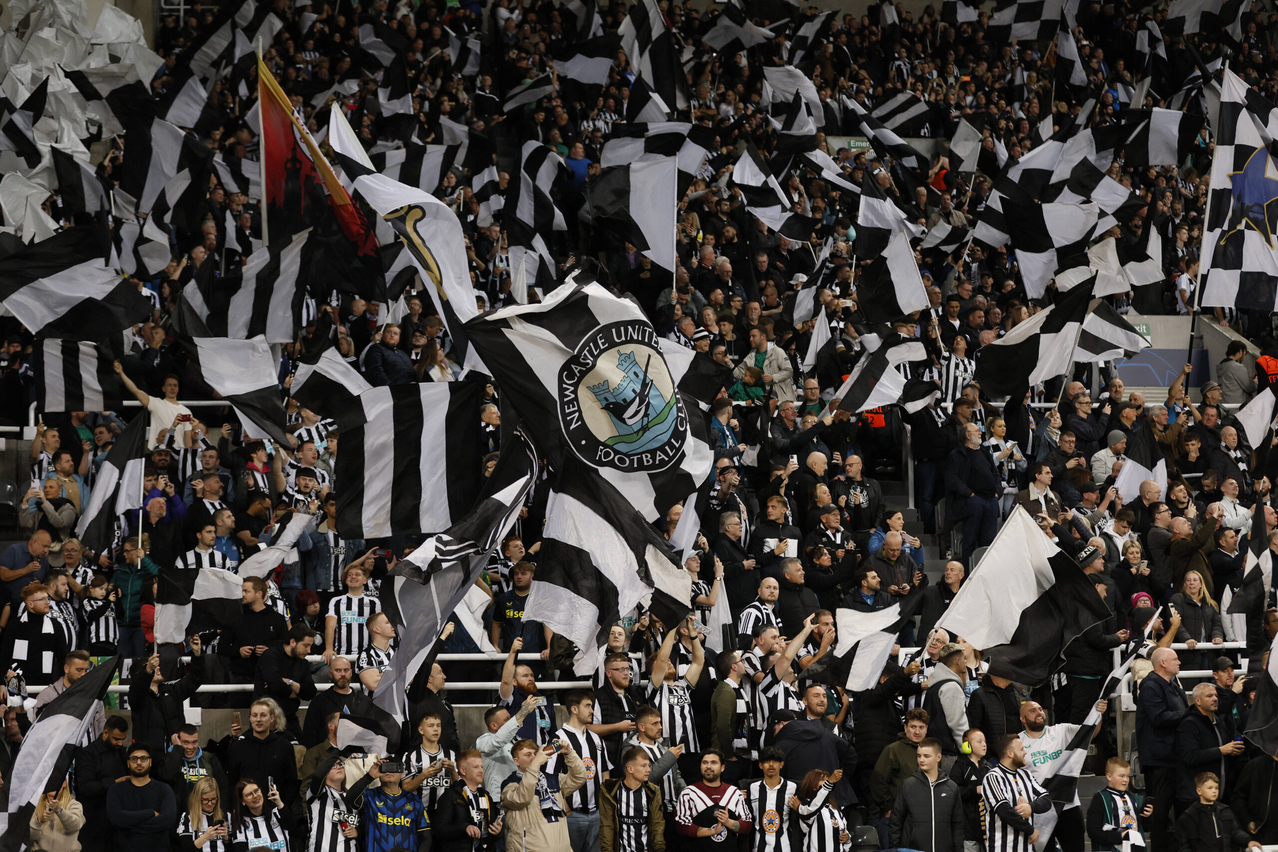 Newcastle flans flying flags during CL match