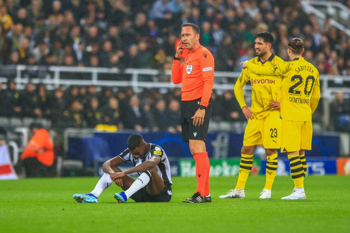 Referee calls for assitance for a downed Isak
