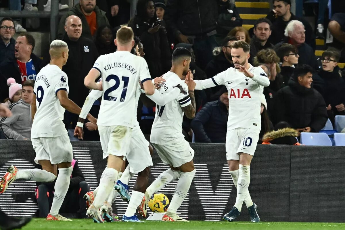 Tottenham Hotspur player celebrate a goal
