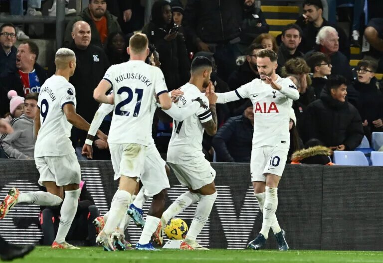 Tottenham Hotspur player celebrate a goal