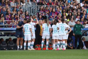 Chelsea Women recieve instructions from manager Hayes during Champion's League clash with Barcelona Femini