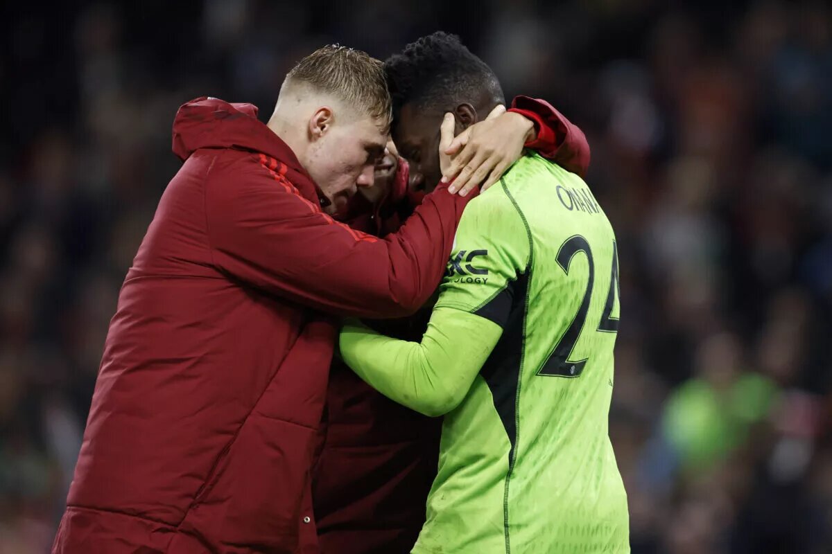 Rasmus Hojlund embraces and speaks to Andre Onana