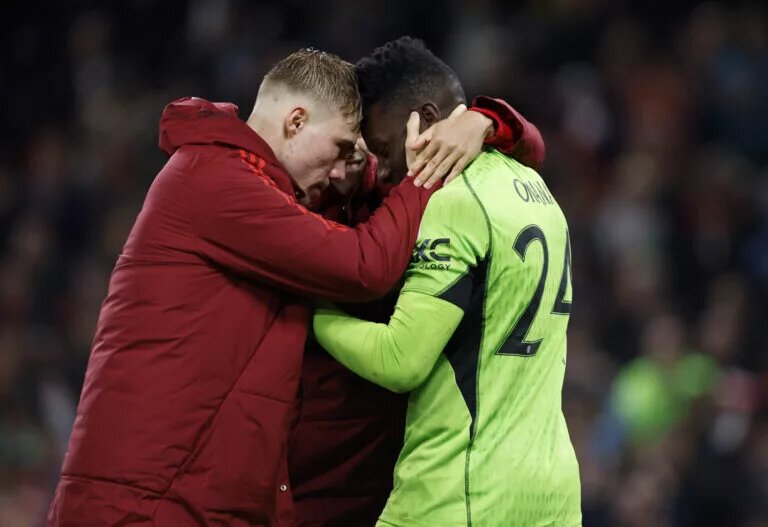 Rasmus Hojlund embraces and speaks to Andre Onana