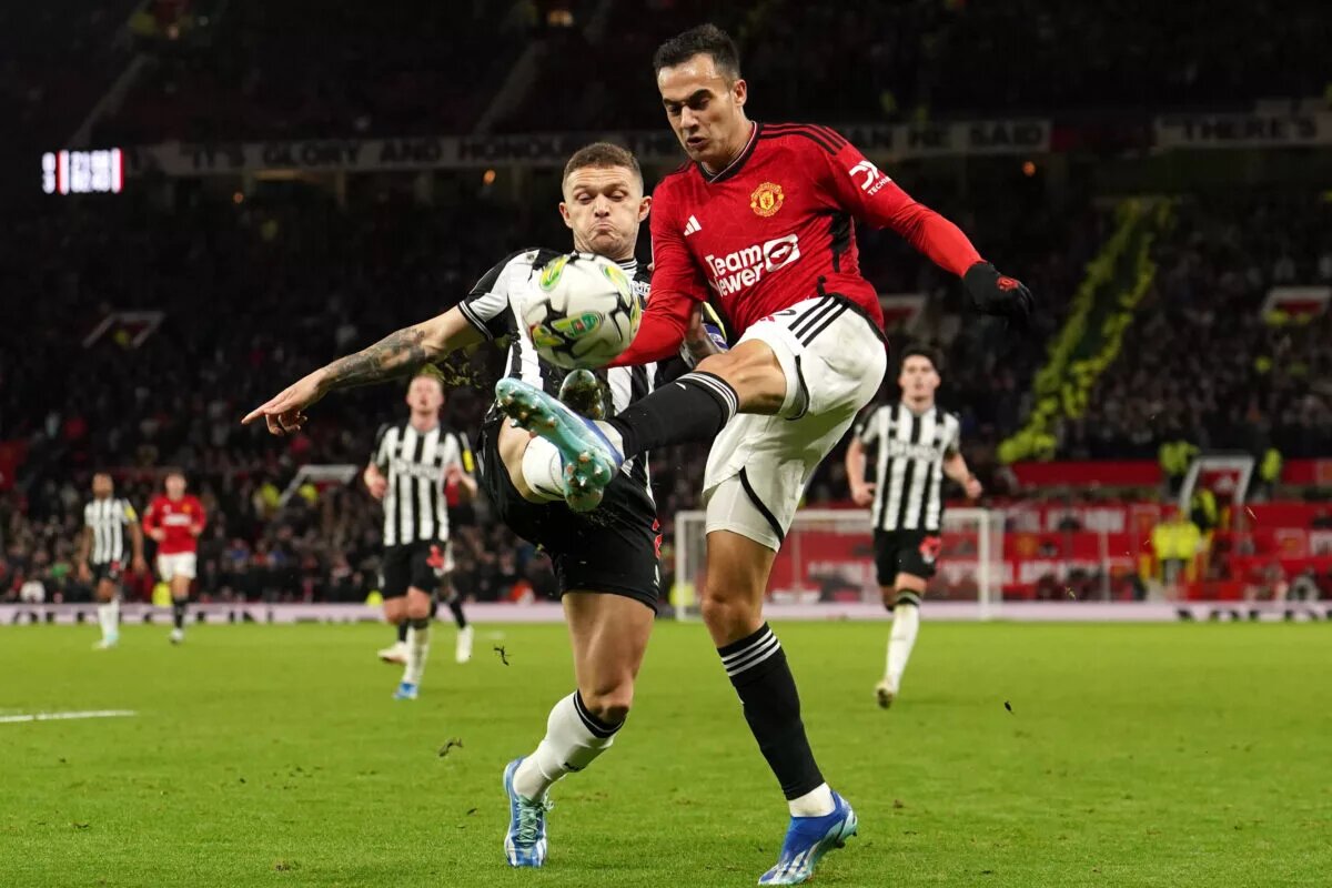 Kieran Trippier and Sergio Regulion compete for the ball