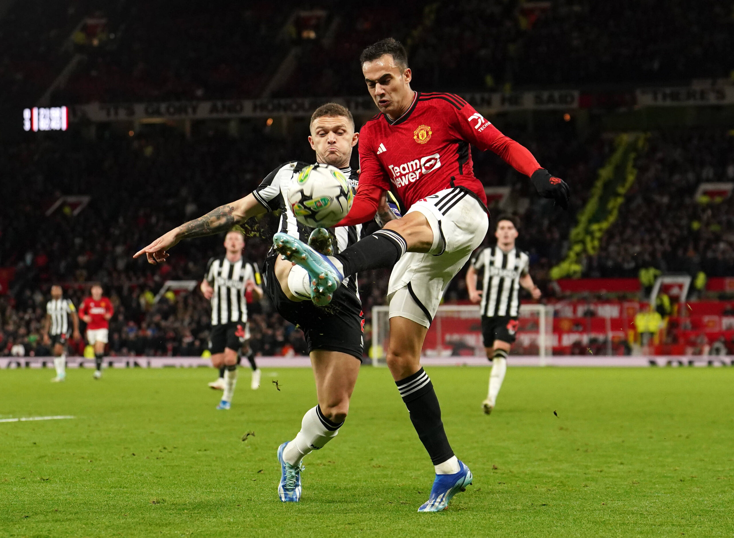 Kieran Trippier and Sergio Regulion compete for the ball