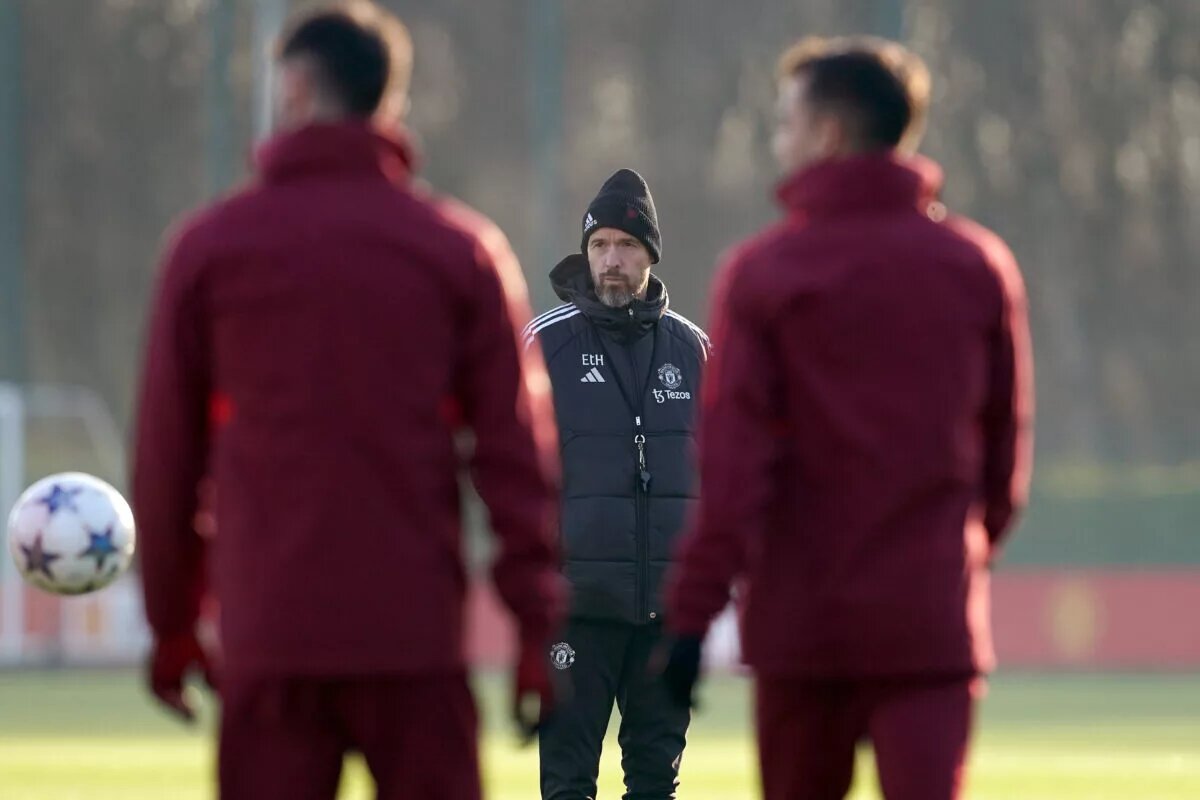 Erik ten Hag watching over Manchester United training